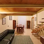 The San Gregorio Armeno Apartment By Houseinnaples